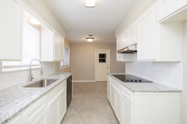 Building Photo - 207 Blanco Dr