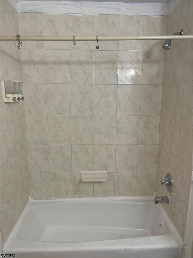 Building Photo - 743 E 18th St