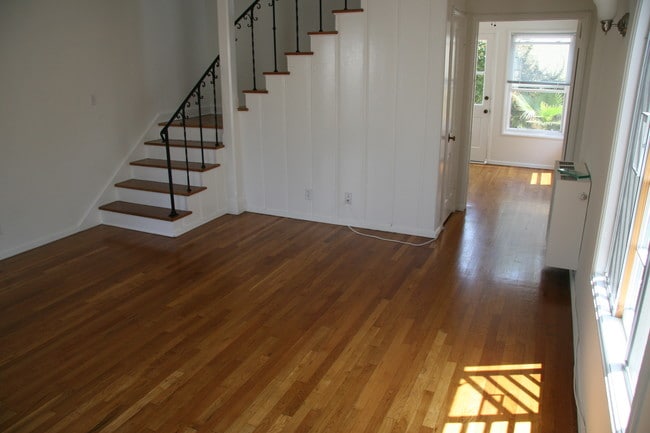 Building Photo - 2028 3/4 Argyle Ave