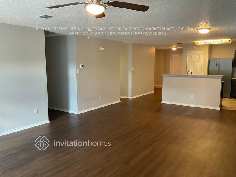 Building Photo - 910 Simi Dr