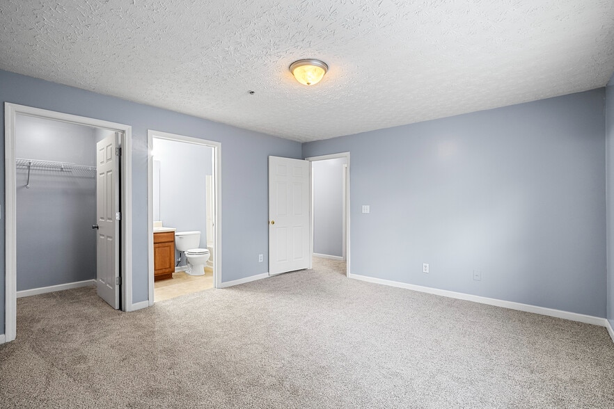 Building Photo - Room in Apartment on Fairington Club Dr