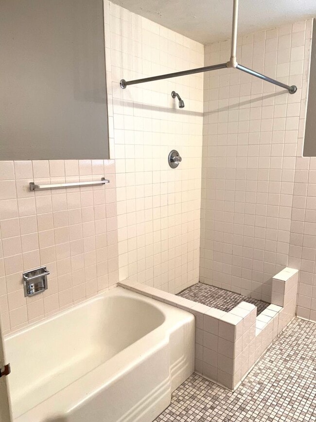 Building Photo - Spacious 4 bed/2 bath - walk to campus!