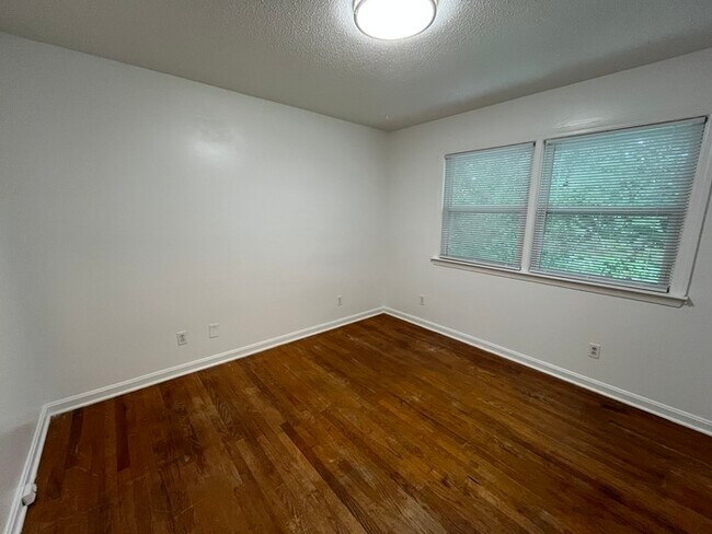 Building Photo - Adorable 2 Bed 1 Bath Available NOW!