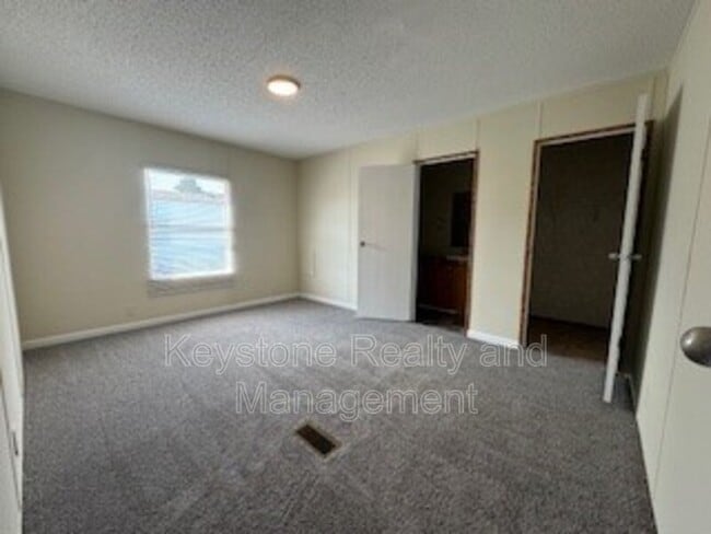 Building Photo - 815 Monroe Ln