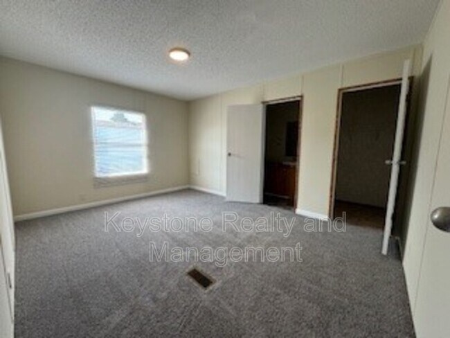Building Photo - 822 Monroe Ln