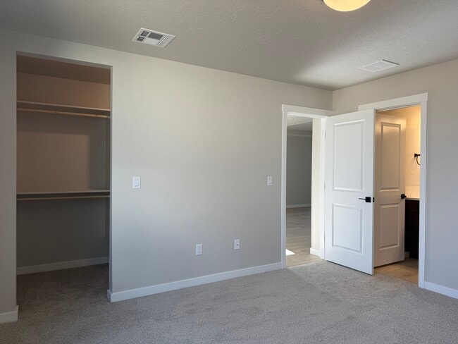 Building Photo - 10096 Longtail Dr