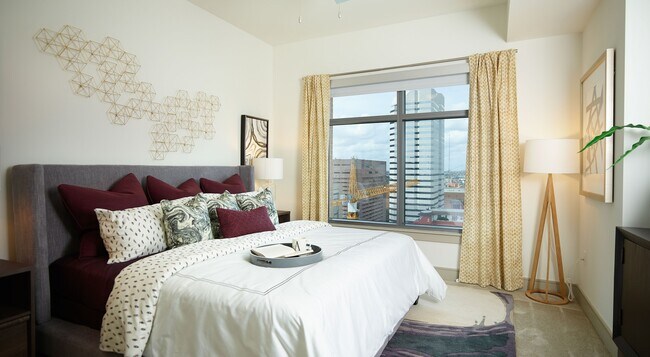 Building Photo - Luxury Living - Get 1 Month Free!