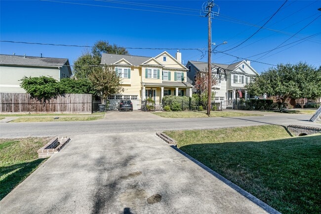 Building Photo - 910 W 9th St