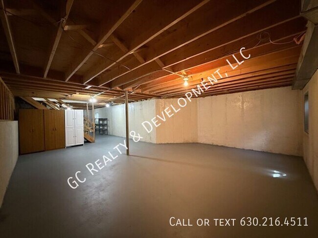 Building Photo - 735 Grandview Dr