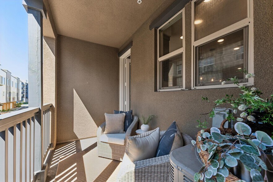 Building Photo - 489 Diller St