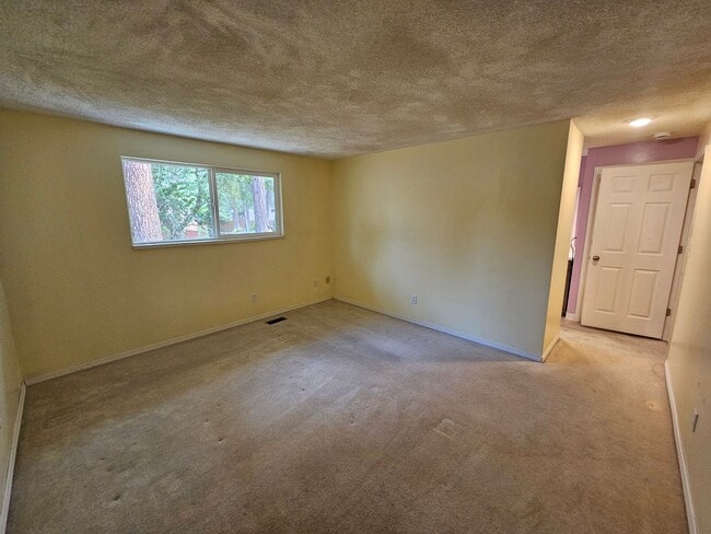 Building Photo - Beautifully Home in the Valley