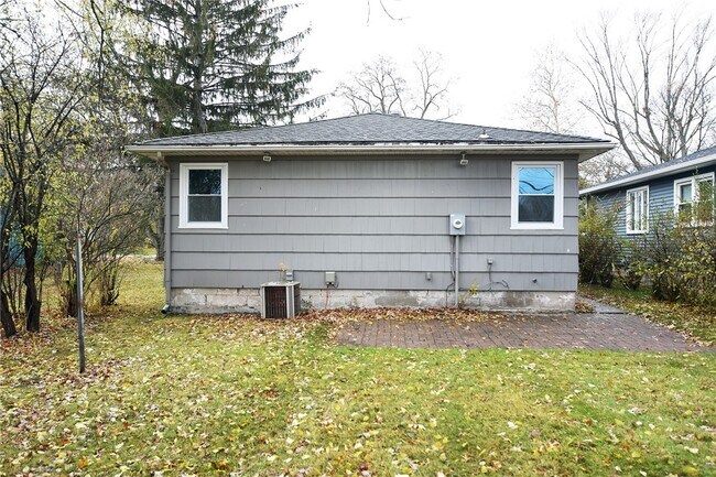 Building Photo - 300 Howland Ave