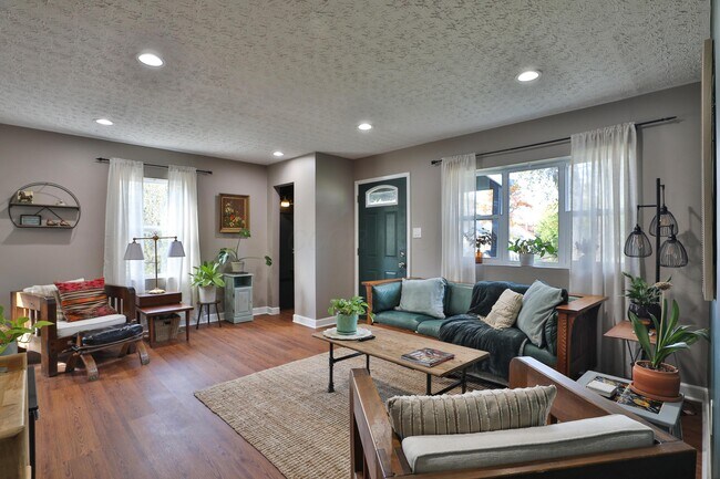 Building Photo - 925 Blenheim Rd