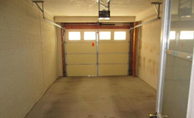 Building Photo - 2 Bedroom, 1.5 Bath Home Available Now! SECTION 8 ACCEPTED!