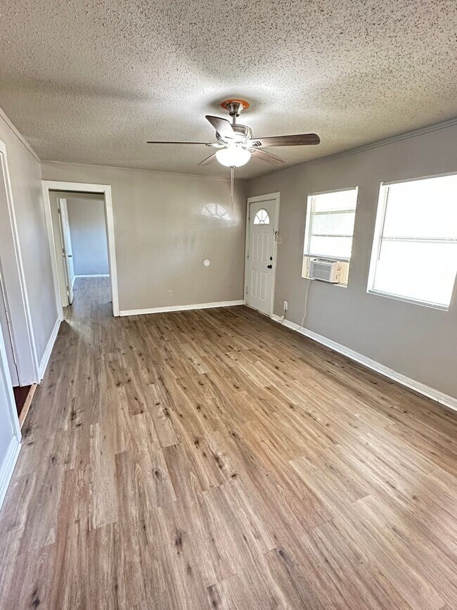 Building Photo - NOW AVAILABLE - 3 Bedroom Home + Fenced Ba...