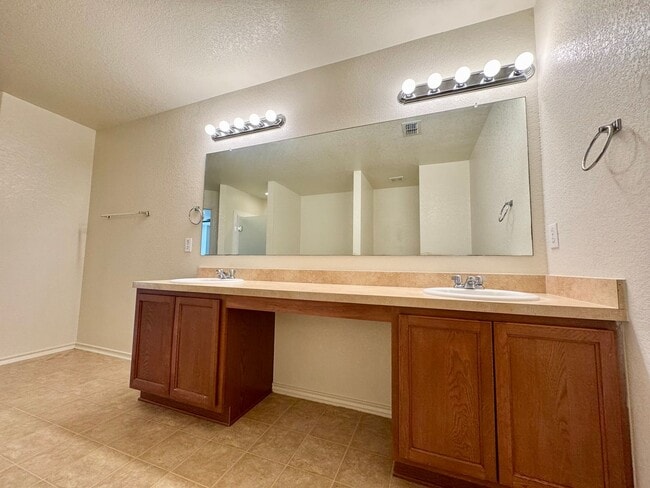 Building Photo - *COMING SOON* MOVE IN SPECIAL Beautifully Designed Two-Story Home with Loft and Garden Tub!