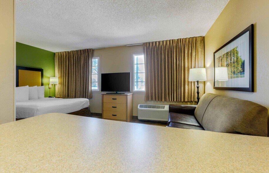 Building Photo - Furnished Studio-Phoenix - Airport - Tempe