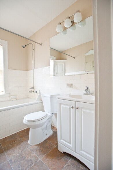 Building Photo - 2216 E Ivanhoe Pl