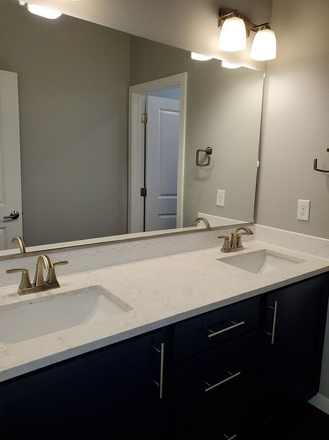 Building Photo - Immaculate Custom 3 bdrm Home for rent in the Montrose developement!