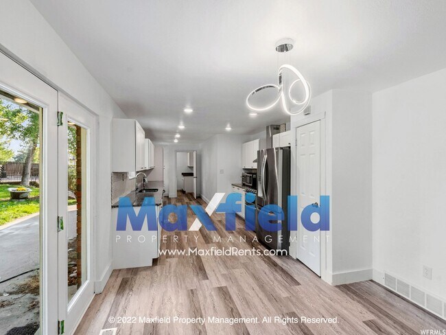 Building Photo - Sandy Rambler 4 BD 3.5 BA 2 GAR Home locat...