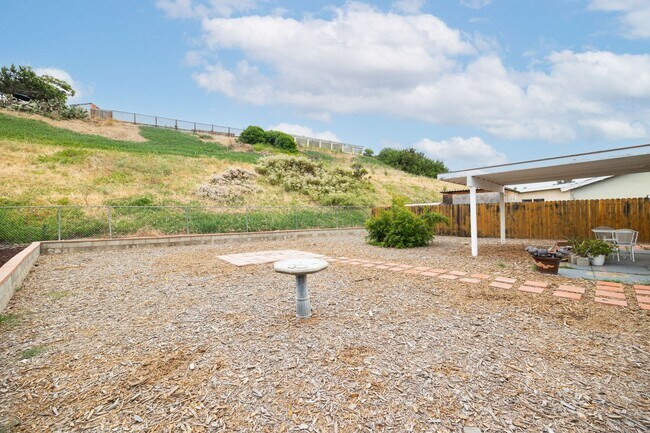 Building Photo - Spacious single family 3 bedroom home now ...