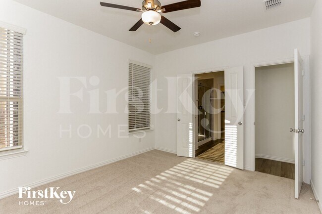 Building Photo - 10045 Elkhorn Dr