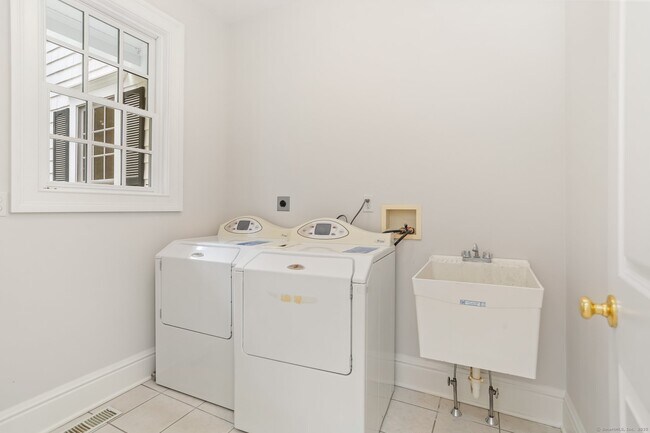 Building Photo - 5 Winthrop Hill