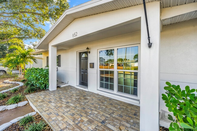 Building Photo - 652 42nd Ave NE