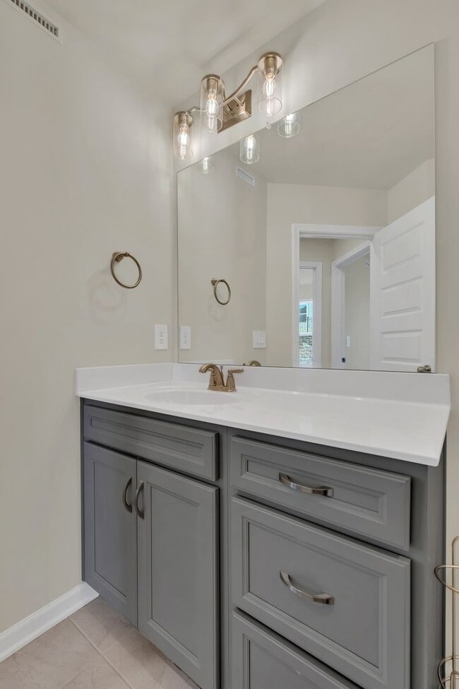 Building Photo - 3 bed/2.5 bath townhome in Tulip Hills wit...