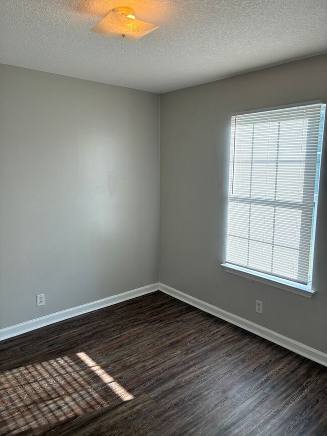 Building Photo - 130 Lake Victoria Dr