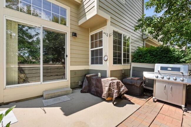 Building Photo - Spacious 2 Bedroom, 2 bathroom Condo.