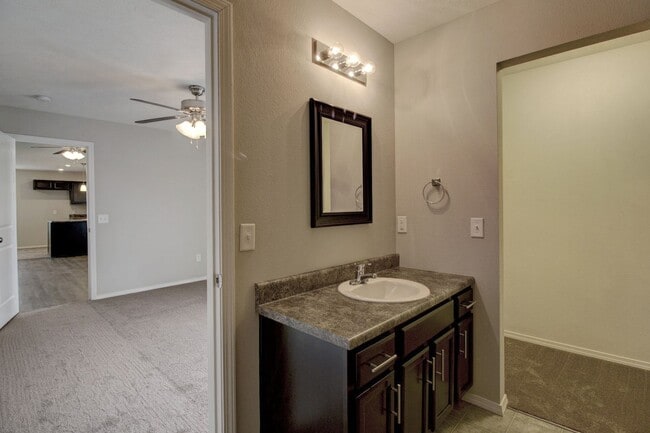 Building Photo - 3 Bedroom 2 Bathroom Home