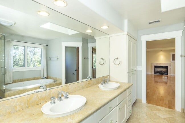 Building Photo - Lovingly Maintained 5 Bed, 3.5 Bath Execut...