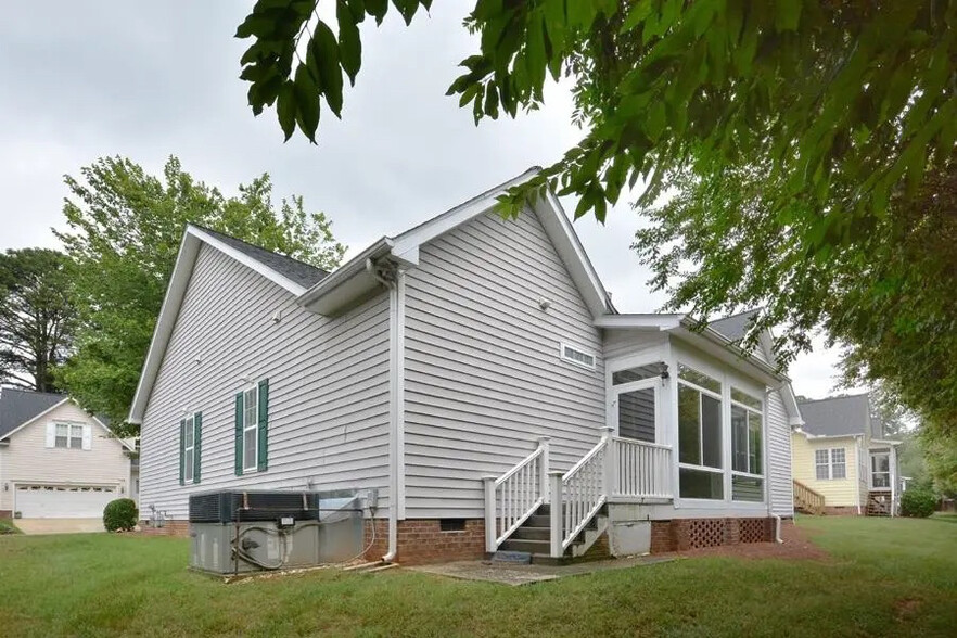 Building Photo - Room in House on Latta Cir
