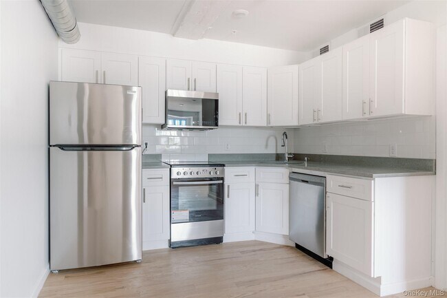 Building Photo - 155 River St
