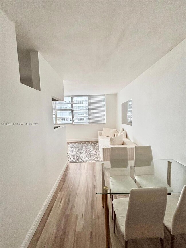 Building Photo - 801 Brickell Bay Dr