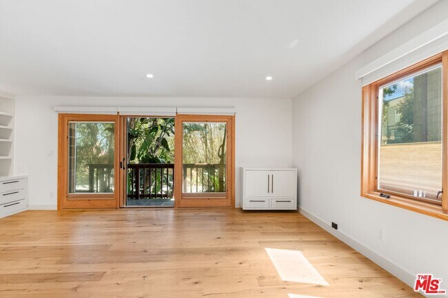 Building Photo - 33 Reef St