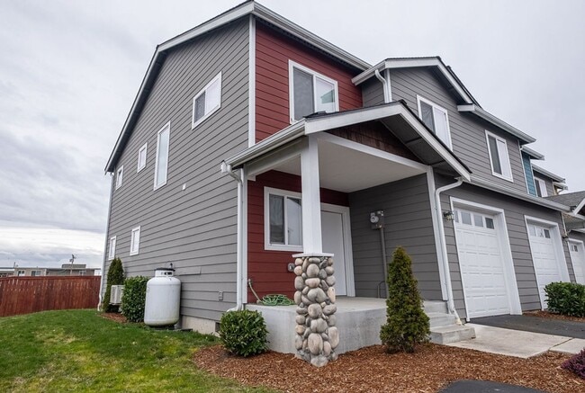 Building Photo - 3 bed 2.5 bath townhouse with garage.