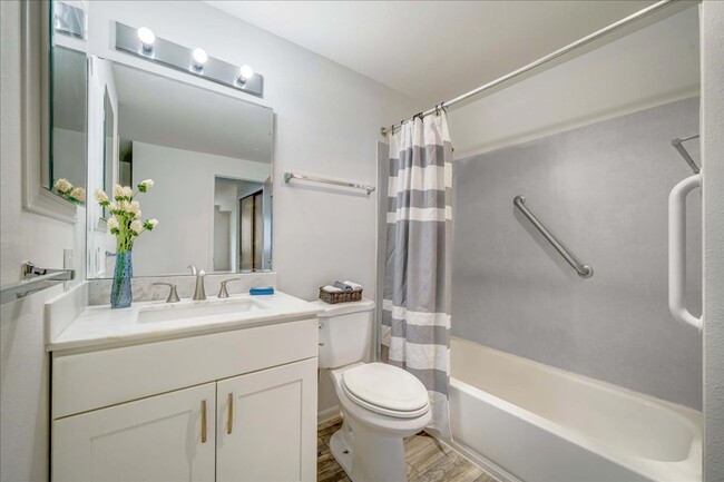 Building Photo - Charming 1 Bed 1 Bath Condo on Capitol Hil...