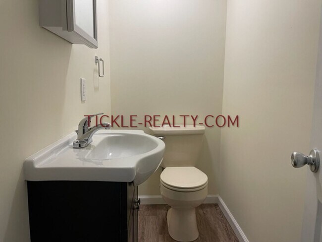 Building Photo - 253-255 Rocket St