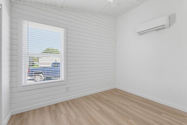 Building Photo - 204 Marlin St