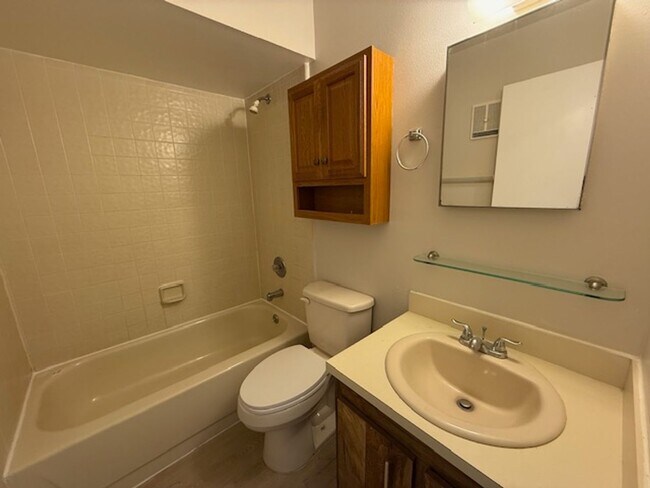 Building Photo - 2bedroom 2bath updated end unit condo on first floor available for $1375.00!