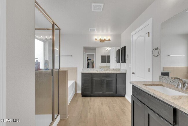 Building Photo - East El Paso 4 bed Refrig A/C