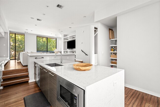 Building Photo - 2202 Whitney St