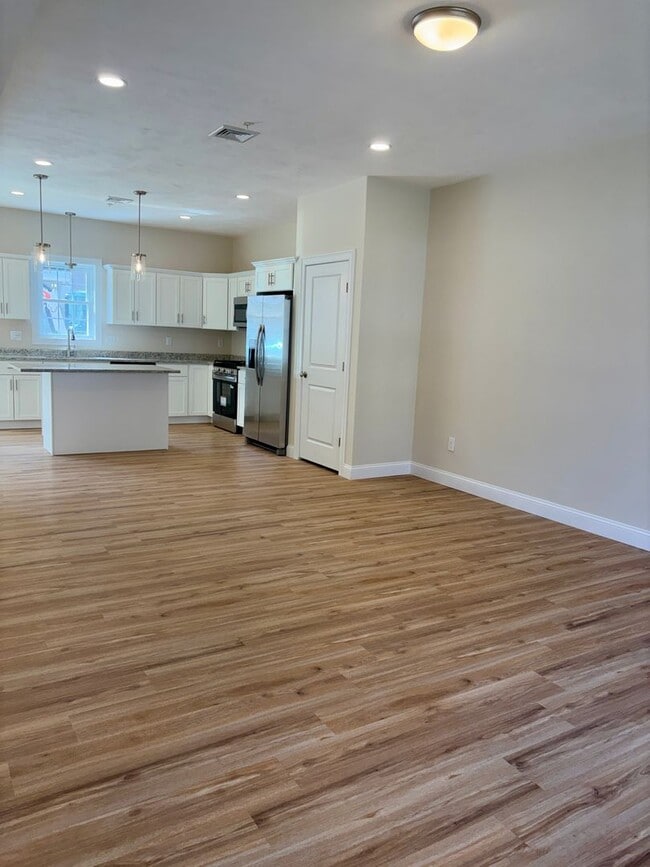 Building Photo - Brand New Townhouse-Style Living with Modern Finishes