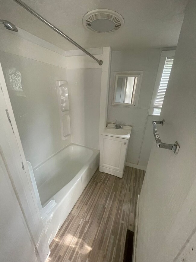 Building Photo - Large 2 bed unit right next to the Commute...
