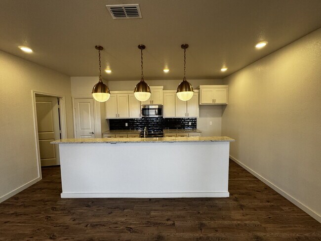 Building Photo - Luxury Townhome in Abbey Glen Community!