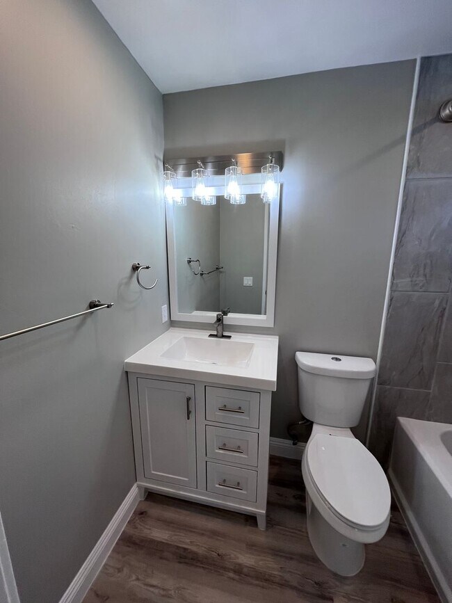 Building Photo - Beautifully Upgraded One Bedroom-One Bathr...