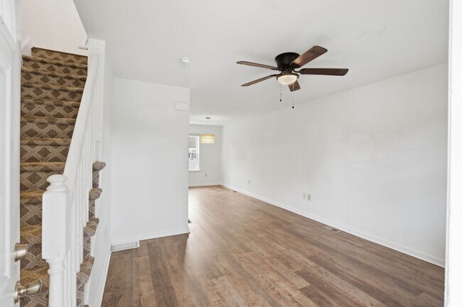 Building Photo - 554 Hand Ave