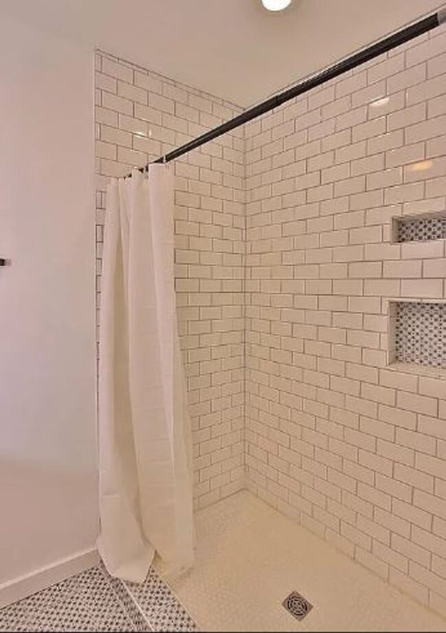 Building Photo - Style, comfort, & convenience---perfectly packaged!